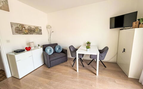 Ascona 100: Möbel, Interior Design, Flooring, Fussboden, Wand, Holz, Zimmer, Holzboden, Couch, Wohnzimmer