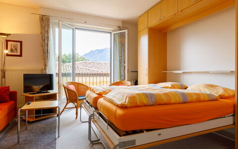 Ascona 100: Möbel, Eigentum, Komfort, Gebäude, Orange, Interior Design, Holz, Bettrahmen, Lampe, Kissen