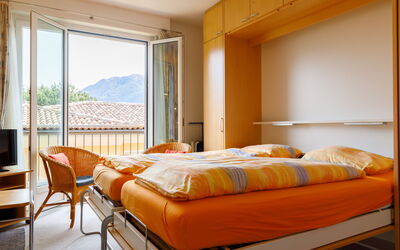 Ascona 100: Möbel, Komfort, Gebäude, Holz, Bettrahmen, Textil, Kissen, Interior Design, Bett
