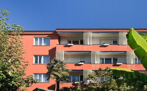 Ascona 200: Fenster, Himmel, Gebäude, Urban Design, Pflanze, Wohngebiet, Baum, Fassade, Tönungen Und Schatten
