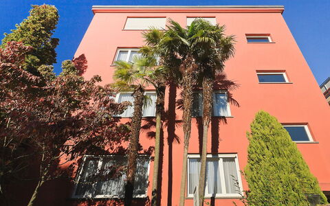 Ascona 200: Gebäude, Himmel, Eigentum, Fenster, Welt, Arecales, Baum, Urban Design, Wohngebiet, Haus