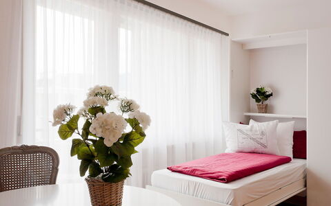 Ascona 200: Möbel, Schlafzimmer, Zimmer, Weiss, Interior Design, Bett, Bettrahmen, Eigentum, Vorhang, Rosa
