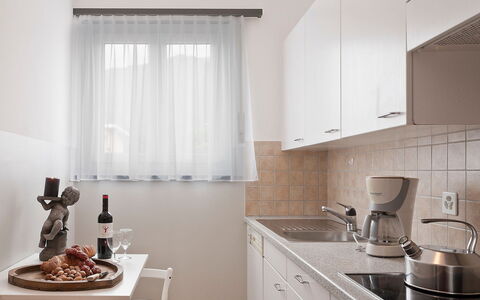 Ascona 200: Countertop, Zimmer, Eigentum, Fliese, Küche, Interior Design, Möbel, Sinken, Cabinetry, Fussboden