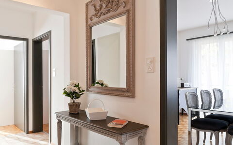 Ascona 200: Möbel, Zimmer, Weiss, Interior Design, Eigentum, Fussboden, Tabelle, Gebäude, Wand, Beleuchtung