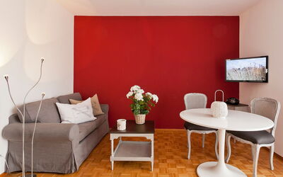 Double Room 200.4: Möbel, Zimmer, Wohnzimmer, Interior Design, Eigentum, Rot, Tabelle, Kaffetisch, Fussboden, Wand