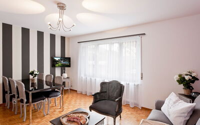 Suite 200.17: Zimmer, Wohnzimmer, Interior Design, Möbel, Eigentum, Gebäude, Fussboden, Decke, Laminatboden, Haus