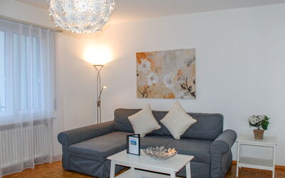 Junior Suite 200.10: Couch, Möbel, Tabelle, Eigentum, Pflanze, Komfort, Holz, Wohnzimmer, Interior Design, Studio Couch