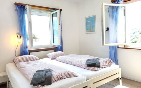 Stellina del Sole: Bett, Möbel, Schlafzimmer, Interior Design, Bettdecke, Bedding, Holz, Fussboden, Linens, Flooring