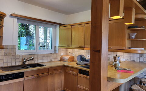 Stellina del Sole: Countertop, Küche, Cabinetry, Möbel, Flooring, Holz, Interior Design, Küchengerät, Decke, Light Fixture