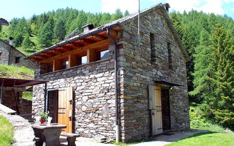 Rustico Dara Cotta: Pflanze, Himmel, Gebäude, Fenster, Wolke, Baum, Haus, Hütte, Gras, Dach