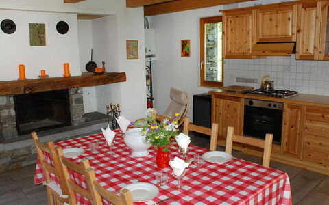 Rustico Dara Cotta: Zimmer, Möbel, Eigentum, Esszimmer, Gebäude, Tabelle, Küche, Haus, Fussboden, Interior Design