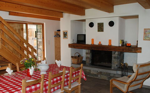Rustico Dara Cotta: Zimmer, Feuerstelle, Eigentum, Möbel, Steinofen, Gebäude, Haus, Interior Design, Wohnzimmer, Tabelle