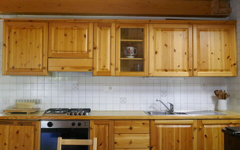 Rustico Dara Cotta: Küche, Countertop, Cabinetry, Küchengerät, Möbel, Holz, Flooring, Interior Design, Decke, Schrank