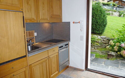 Nelly: Eigentum, Zimmer, Küche, Countertop, Cabinetry, Möbel, Fliese, Haus, Grundeigentum, Gebäude