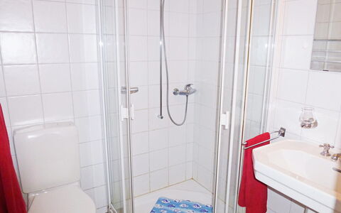 Nelly: Badezimmer, Eigentum, Zimmer, Fliese, Armatur, Wand, Die Architektur, Grundeigentum, Brausenstange, Dusche