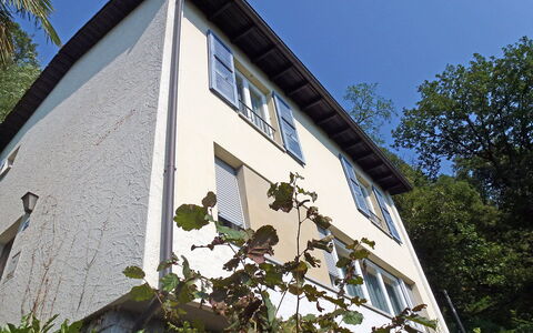 Christa: Pflanze, Gebäude, Himmel, Fenster, Baum, Hütte, Haus, Abstellgleis, Fassade, Ländliches Gebiet