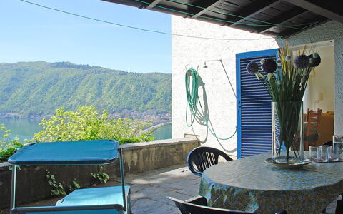 Christa: Haus, Freizeit, Schatten, Urlaub, Gebäude, Tabelle, Pflanze, Tourismus, Interior Design, Glas