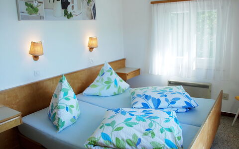 Christa: Schlafzimmer, Zimmer, Möbel, Eigentum, Bettdecke, Bett, Interior Design, Bedding, Matratze, Grundeigentum