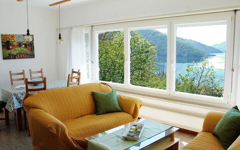 Christa: Wohnzimmer, Zimmer, Möbel, Eigentum, Interior Design, Zuhause, Couch, Gebäude, Tabelle, Haus