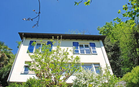 Christa: Haus, Eigentum, Blau, Baum, Zuhause, Grundeigentum, Gebäude, Die Architektur, Himmel, Frühling