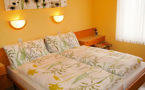 Carlo Cityview Lugano: Schlafzimmer, Bett, Bettdecke, Bedding, Matratze, Möbel, Zimmer, Bettrahmen, Eigentum, Bettwäsche