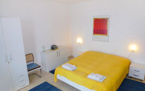 Aldesago 102: Schlafzimmer, Zimmer, Bett, Möbel, Eigentum, Bettdecke, Fussboden, Gelb, Bettrahmen, Bedding
