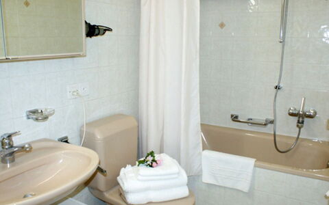 Castagnola 100: Badezimmer, Zimmer, Eigentum, Armatur, Wand, Zapfhahn, Bad Sink, Toilette, Toilleten Sitz, Interior Design