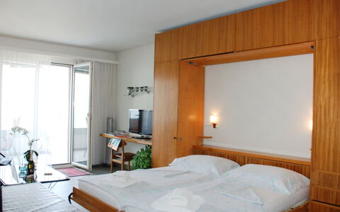 Castagnola 100: Möbel, Eigentum, Komfort, Fenster, Holz, Cabinetry, Gebäude, Interior Design, Fussboden