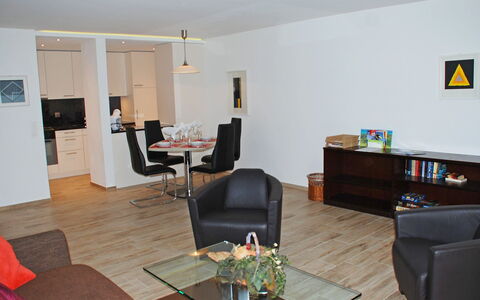 Caslano 100: Zimmer, Wohnzimmer, Eigentum, Möbel, Fussboden, Gebäude, Interior Design, Haus, Grundeigentum, Tabelle