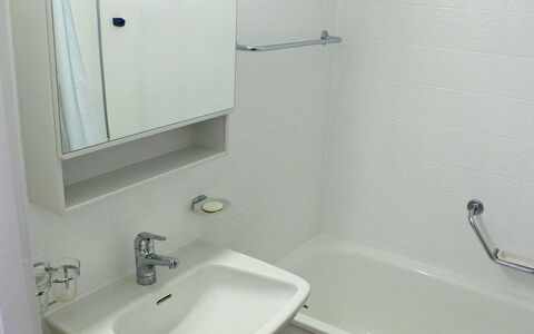 Laax 105: Badezimmer, Zapfhahn, Eigentum, Wand, Armatur, Zimmer, Fliese, Badewanne, Bad Zubehör, Bad Sink