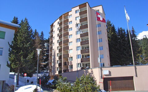 Davos 400: Himmel, Gebäude, Pflanze, Daytime, Fenster, Baum, Urban Design, Eigentumswohnung, Tower Block, Haus