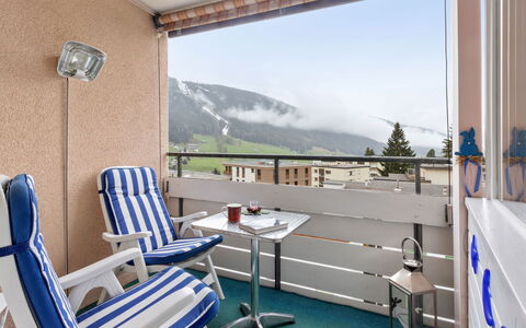 Davos 400: Möbel, Eigentum, Gebäude, Himmel, Azurblau, Blau, Interior Design, Tabelle, Die Architektur, Stuhl