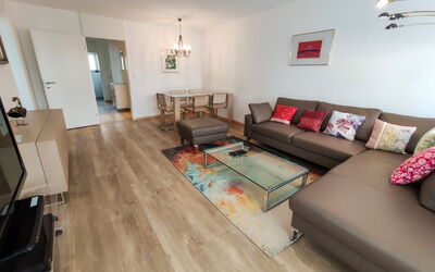 Allod Park Haus B 403 330.60: Tabelle, Couch, Holz, Wohnzimmer, Beleuchtung, Studio Couch, Interior Design, Gebäude, Fussboden, Flooring