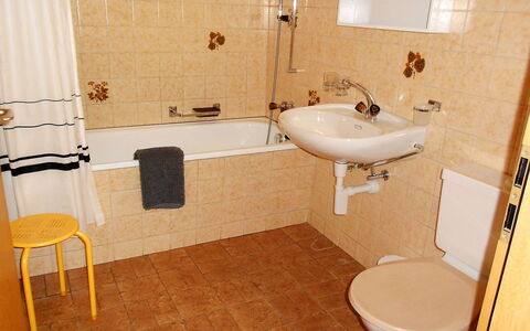 Haus Murena: Badezimmer, Eigentum, Zimmer, Toilette, Fliese, Armatur, Fussboden, Wand, Interior Design, Bad Sink