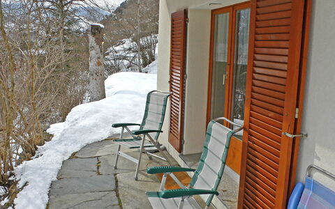 Deli: Schnee, Eigentum, Winter, Zuhause, Geländer, Wand, Grundeigentum, Haus, Gebäude, Hinterhof