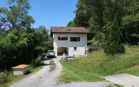 Deli: Pflanze, Himmel, Eigentum, Fenster, Pflanzengemeinschaft, Gebäude, Baum, Haus, Grundstueck, Natürliche Landschaft