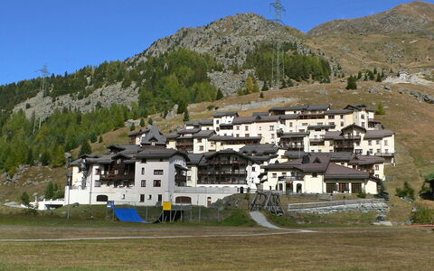 Utoring Plaz 030: Himmel, Berg, Natürliche Landschaft, Baum, Hochland, Haus, Biome, Pflanze, Gebäude, Bergforms