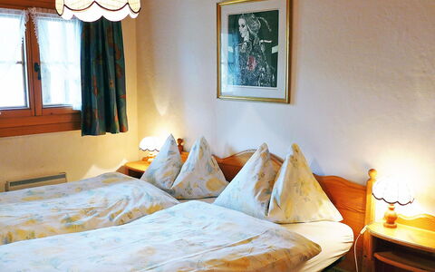 Utoring Plaz 030: Schlafzimmer, Bett, Zimmer, Möbel, Eigentum, Bettdecke, Bettrahmen, Interior Design, Bedding, Wand