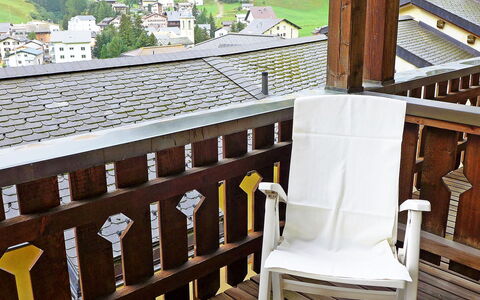 Utoring Plaz 030: Eigentum, Zimmer, Dach, Haus, Möbel, Zuhause, Baluster, Stuhl, Gebäude, Deck