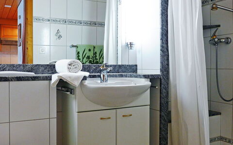 Utoring Plaz 030: Badezimmer, Eigentum, Zimmer, Badezimmerschrank, Zapfhahn, Fliese, Bad Zubehör, Sinken, Interior Design, Grundeigentum