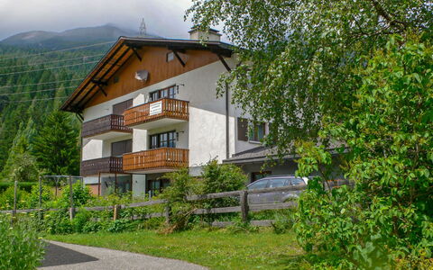 Surava 100: Pflanze, Gebäude, Eigentum, Himmel, Fenster, Haus, Baum, Natürliche Landschaft, Grundstueck, Gras