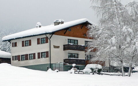 Surava 100: Schnee, Himmel, Gebäude, Fenster, Pflanze, Baum, Haus, Einfrieren, Steigung, Fassade