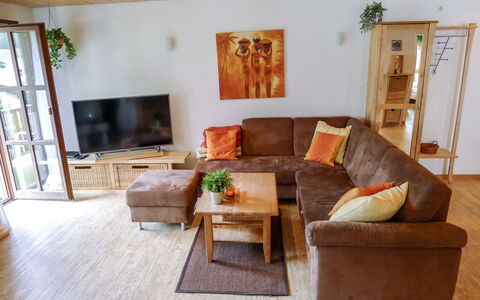Surava 100: Couch, Möbel, Komfort, Holz, Wohnzimmer, Flooring, Fussboden, Zimmerpflanze, Hartholz, Studio Couch