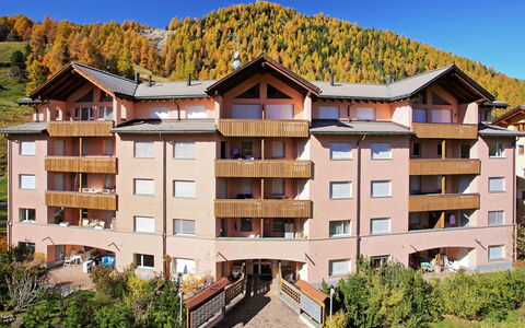 St. Moritz 116: Himmel, Gebäude, Daytime, Eigentum, Fenster, Pflanze, Vegetation, Urban Design, Baum, Eigentumswohnung