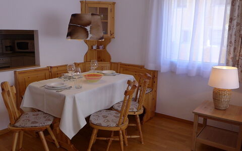 St. Moritz 116: Zimmer, Möbel, Esszimmer, Tischdecke, Tabelle, Eigentum, Interior Design, Stuhl, Fussboden, Hartholz