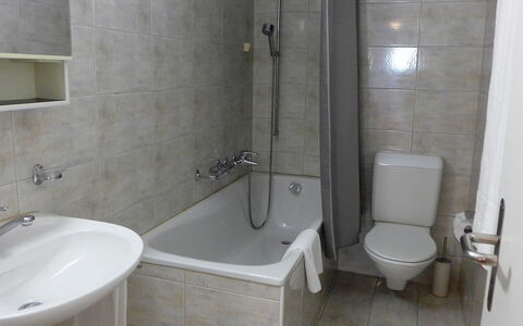 St. Moritz 116: Badezimmer, Eigentum, Armatur, Zimmer, Toilette, Fliese, Toilleten Sitz, Zapfhahn, Wand, Die Architektur