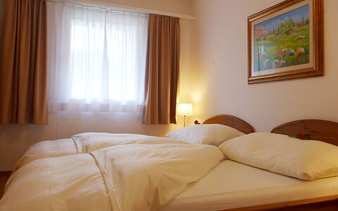 St. Moritz 116: Schlafzimmer, Zimmer, Bett, Möbel, Bettdecke, Eigentum, Bedding, Bettrahmen, Matratze, Interior Design