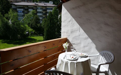 St. Moritz 456: Pflanze, Möbel, Stuhl, Gebäude, Tabelle, Fenster, Holz, Gartenmöbel, Baum, Haus