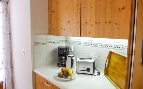 St. Moritz 456: Zimmer, Eigentum, Gelb, Möbel, Küche, Countertop, Regal, Cabinetry, Haus, Holz