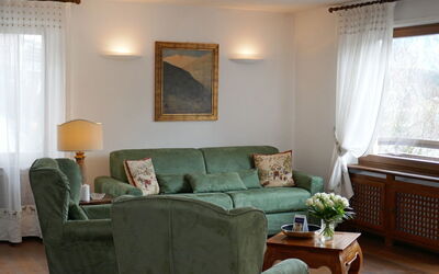 Chesa Sonnalpine B 48 775.4: Wohnzimmer, Zimmer, Möbel, Interior Design, Eigentum, Vorhang, Couch, Fussboden, Wand, Tabelle